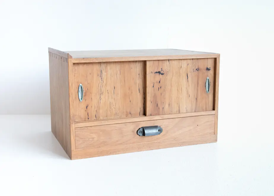 黒柿の引き戸の棚